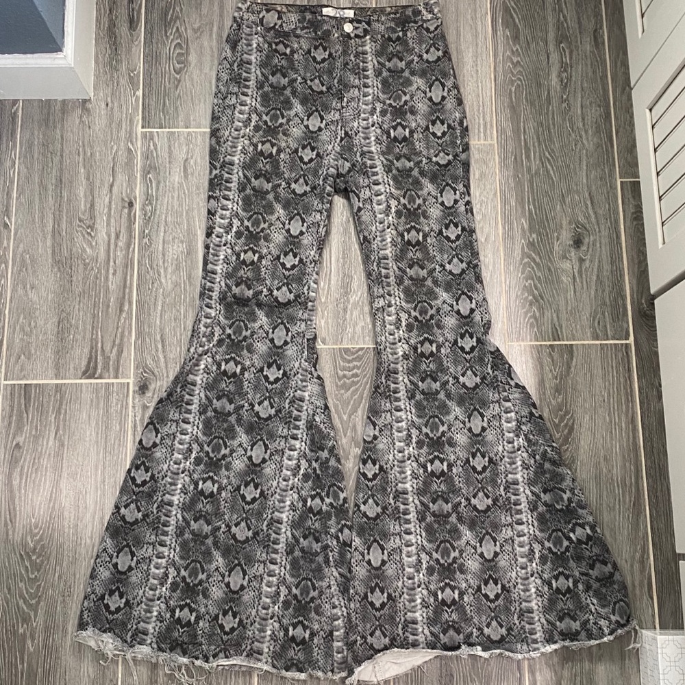 ❌SOLD❌Free People snakeskin flares